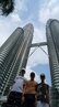 35 - pri mrakodrapoch v Kuala Lumpur - Petronas Towers (452 m) 